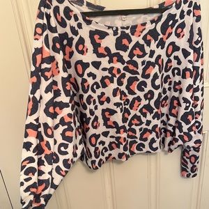 Cut off/ cropped off the shoulder leopard top!